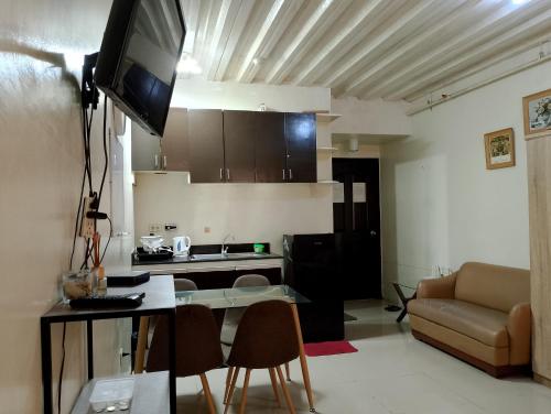 une cuisine et un salon avec une table et un canapé dans l'établissement Kassel DORZ Hostel Bldg 16 Condostaycation, à Manille