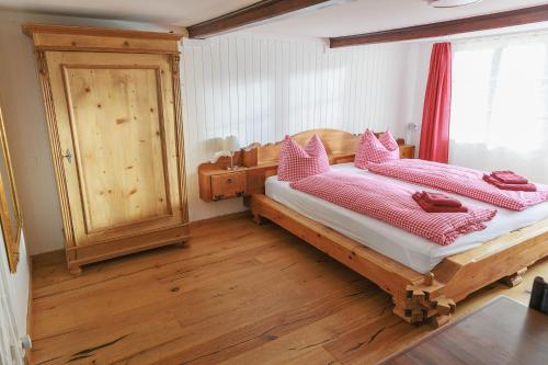 Postel nebo postele na pokoji v ubytování Charming Alpine Retreat By Apartments Capricorn