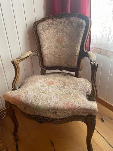 an old chair sitting in a room at Charming Alpine Retreat By Apartments Capricorn in Gsteigwiler