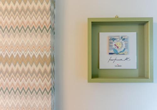 a picture frame hanging on a wall with a picture at MDF Monolocale a Fregene 100 mt dal mare in Fregene
