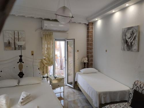 a bedroom with two beds and a window at Villa Anna in Tríkeri