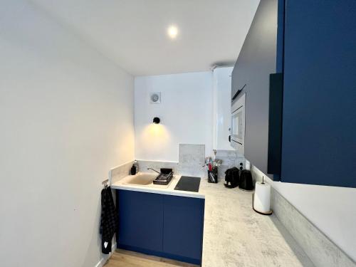 Η κουζίνα ή μικρή κουζίνα στο Appartement - Bourges