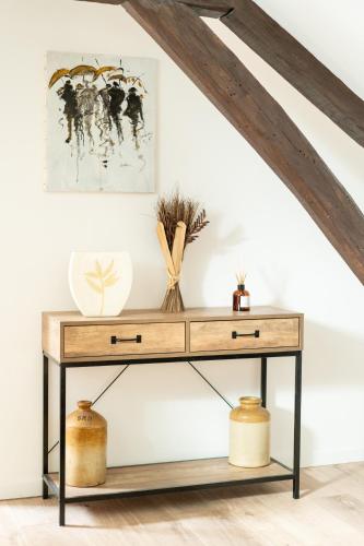 - une console de jeux dans une chambre dotée d'un mur blanc dans l'établissement Le comble du bonheur, à Cinqueux