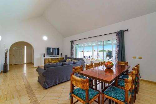 Villa Esmeralda by Villa Plus