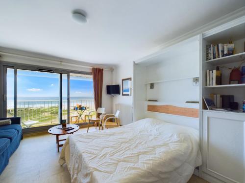 une chambre avec un lit et une vue sur l'océan dans l'établissement Escapade en duo - Vue et emplacement privilegiés, à Les Sables-dʼOlonne