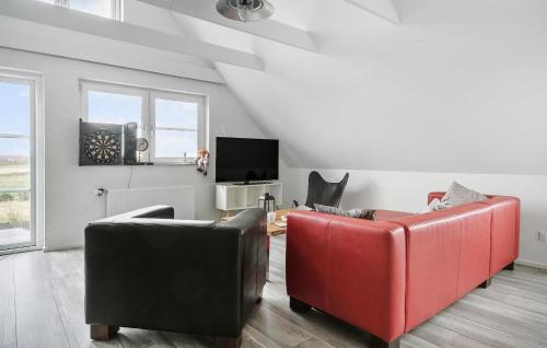 Μια τηλεόραση ή/και κέντρο ψυχαγωγίας στο Lovely Home In Harboøre With Wifi