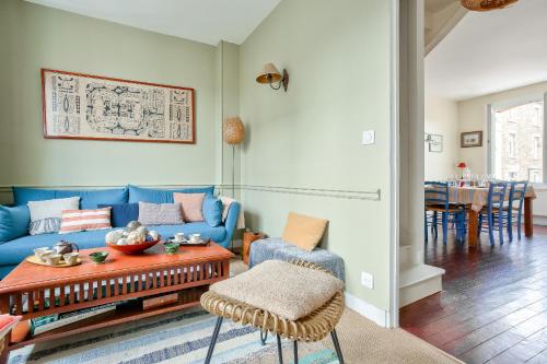 un salon avec un canapé bleu et une table dans l'établissement 50m de la plage du Prieuré - Maison de ville pour 6, à Dinard