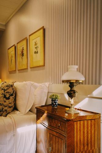 a living room with a couch and a table with a lamp at La Belle Provence in Itaipava