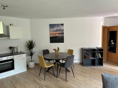 a kitchen and dining room with a table and chairs at Ferienwohnung Hermosa in Stegaurach