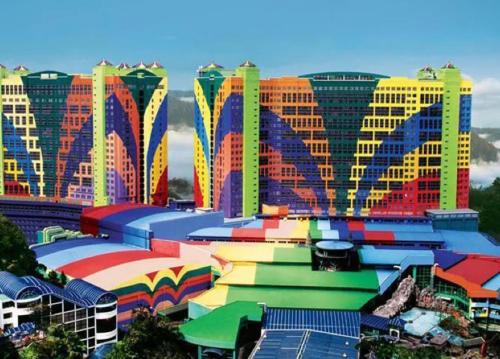 Un grupo de edificios con un edificio de arco iris. en Private room in Genting Highland, en Genting Highlands