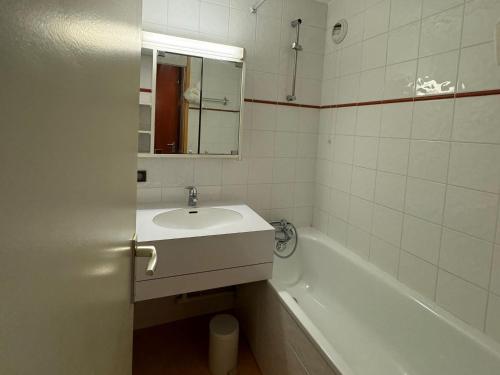 une salle de bain avec un lavabo et une baignoire dans l'établissement Appartement Fonctionnel au Pied des Pistes avec Terrasse - Animaux Admis - FR-1-181-2400, à La Plagne Tarentaise