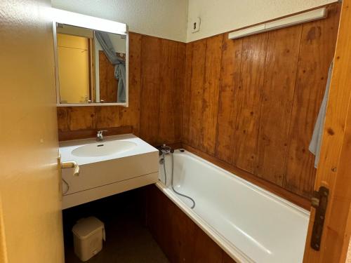 une salle de bain avec un lavabo et une baignoire dans l'établissement Appartement fonctionnel · Skis aux pieds · Balcon - FR-1-181-2167, à La Plagne Tarentaise