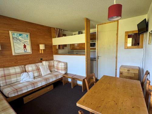 un salon avec un canapé et une table dans l'établissement Appartement 2 pièces, skis aux pieds, terrasse, animaux admis, Belle Plagne - FR-1-181-2299, à La Plagne Tarentaise