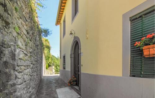an alley between two buildings with a door at Pet Friendly Home In Sommocolonia in Sommocolonia