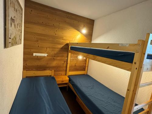 une chambre avec deux lits superposés dans l'établissement Appartement 2 pièces, skis aux pieds, terrasse, animaux admis, Belle Plagne - FR-1-181-2299, à La Plagne Tarentaise