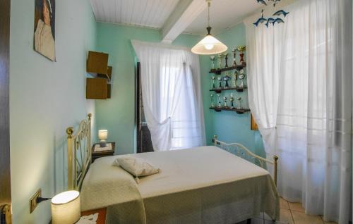 a small bedroom with a bed and a window at Pet Friendly Home In Sommocolonia in Sommocolonia
