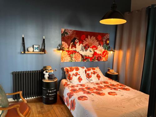 une chambre avec un lit et un tableau au mur dans l'établissement Charme&caractère, à Dijon