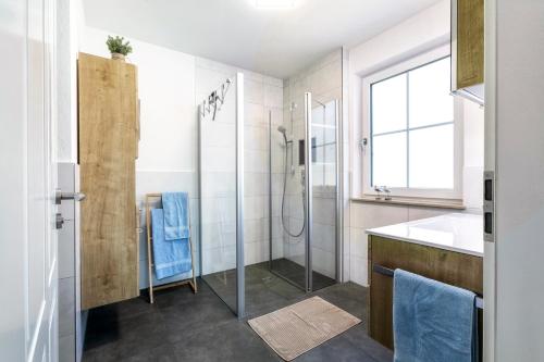 a bathroom with a shower and a glass door at Ferienwohnung Buchwald in Übersee