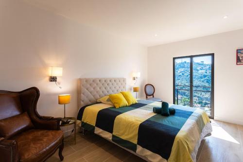 une chambre avec un lit, une chaise et une fenêtre dans l'établissement LA TURBIE VISTA VI4422 By Riviera Holiday Home, à La Turbie