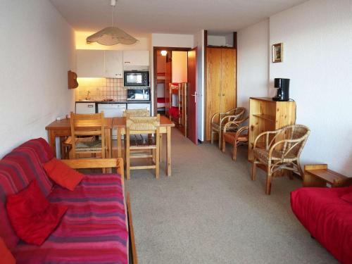 un salon avec un canapé, une table et des chaises dans l'établissement Studio aux Orres 1650, Skis aux Pieds, 6 Pers, Balcon, Gardien, Animaux Adm - FR-1-322-596, aux Orres