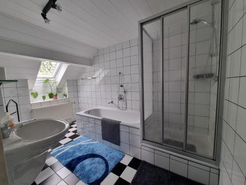 a bathroom with a tub and a glass shower at Ferienwohnung Familie Kleinbauer in Wirsberg
