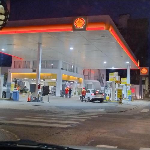 a gas station with a car parked in front of it at DPTO.AMPLIO, 2 DORM.P/6 PERS.SUPER CENTRICO. in Concordia