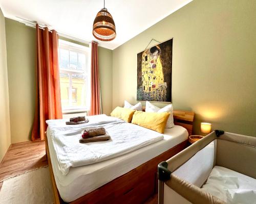 a bedroom with a large bed in a room at Bautzen Living Appartement - Zentrumslage Parkplatz Babybett in Bautzen