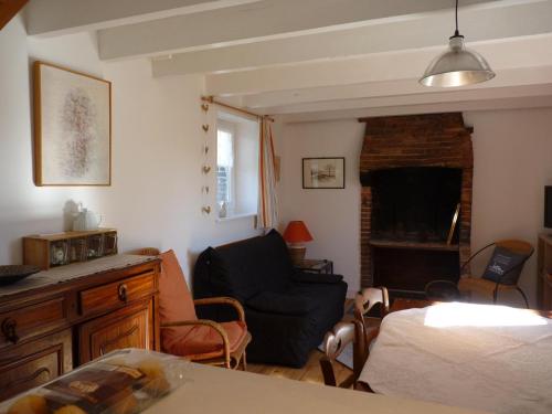 une chambre avec un lit et un salon avec une cheminée dans l'établissement Le puy neige, à Le Palais-sur-Vienne