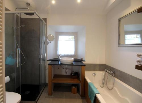 une salle de bain avec une baignoire, un lavabo et une douche dans l'établissement Le puy neige, à Le Palais-sur-Vienne