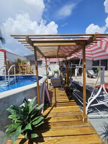Kolam renang di atau dekat dengan Waterfront Pool Paradise Luxe Home, Modern, Near Best Beachs Shopping,Hard Rock Casino Fun
