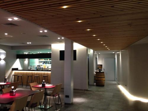 a restaurant with tables and chairs and a bar at Hotel Restaurant Sol i Vi in Lavern