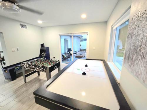 Luxury 4BR, Sleeps 12, Heated Pool, Near Universal Studios photo 10