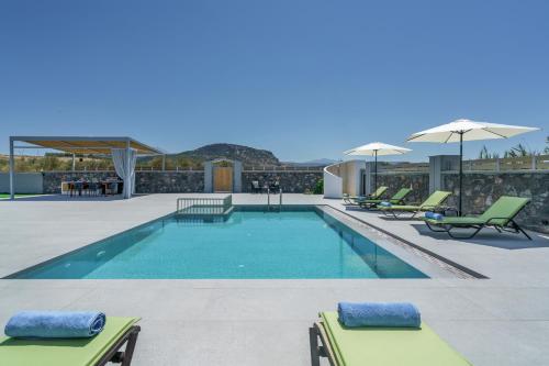 New Villa Luna with Private Pool, Ping Pong and BBQ 1km from the beach