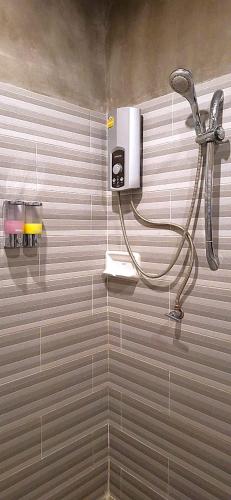 e bagno con doccia e soffione. di Namu Hotel a Pai
