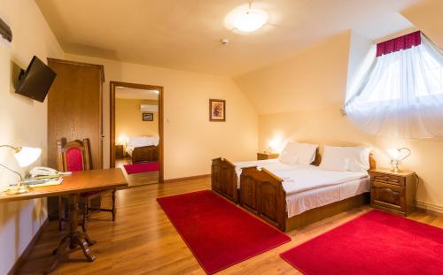 Postel nebo postele na pokoji v ubytování Vinum Hotel