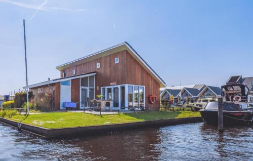 a boat is docked next to a building on the water at Kraaijennest in Uitgeest