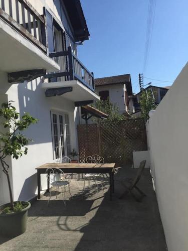 Spacious ground floor apartment in town centre