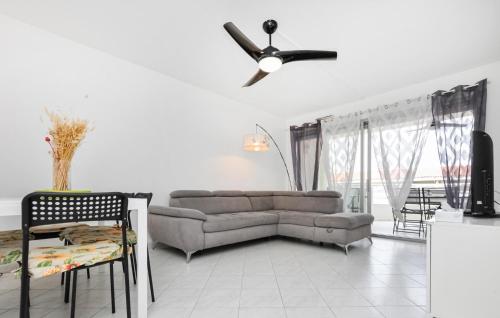 un salon avec un canapé et un ventilateur de plafond dans l'établissement 1 Bedroom Stunning Apartment In Antibes, à Antibes