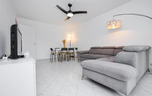 un salon avec un canapé et un ventilateur de plafond dans l'établissement 1 Bedroom Stunning Apartment In Antibes, à Antibes