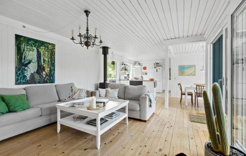 VejbyにあるLovely Home In Vejby With Kitchenのソファとテーブルのあるリビングルーム