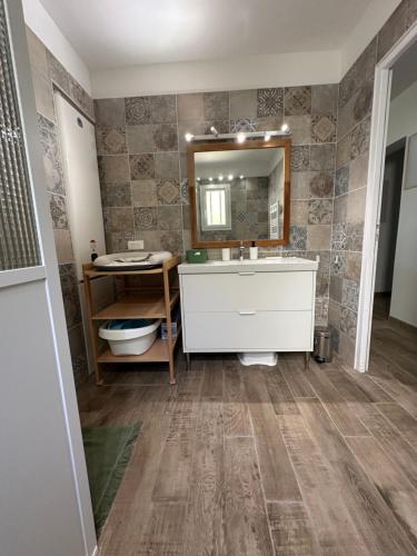 une salle de bain avec un lavabo et un miroir dans l'établissement Casa Lucia, à Saint-Cyr-sur-Mer