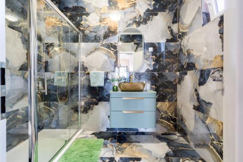 baño con pared de mármol blanco y negro en Villa Agape - heated pool, en Raštević