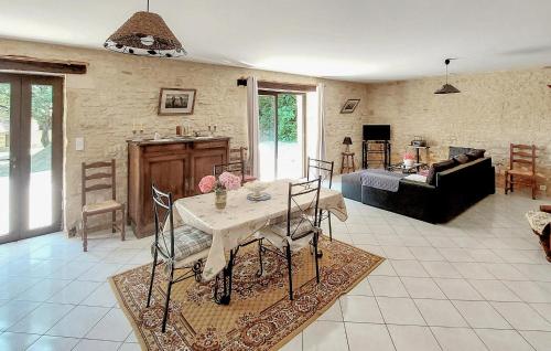 un salon avec une table et un canapé dans l'établissement Lovely Home In Paulin With Kitchen, à Paulin