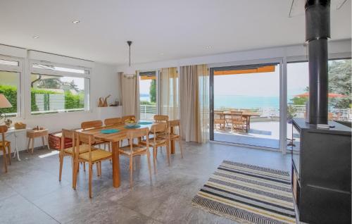 une cuisine et une salle à manger avec une table et des chaises dans l'établissement Lovely Home In Thonon Les Bains With Sauna, à Thonon-les-Bains