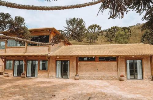 a large house with a large garage at Cabana Colibri in Serra do Cipo