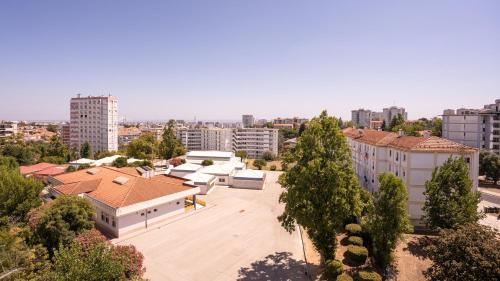 Pemandangan umum bagi Lisbon atau pemandangan bandar yang diambil dari apartmen
