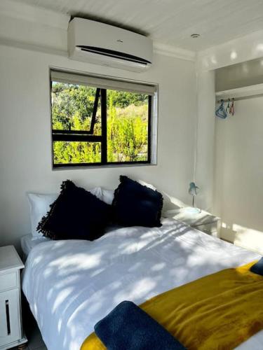 a bedroom with a large white bed with a window at Sunset Villa 44 in Mateus