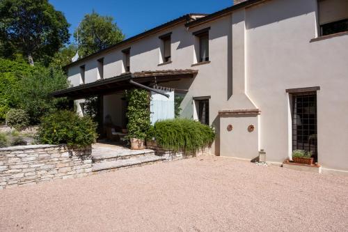 a large white house with a driveway at Oasi Dolce Vita in Lozzo Atestino