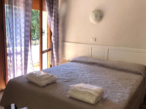 フィレンツェにあるサンソヴィーノ ベッド アンド カーの窓付きのベッド