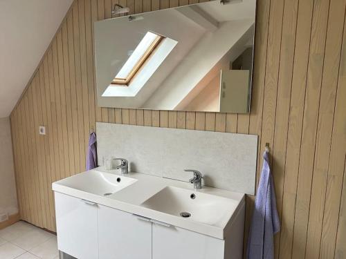 une salle de bain avec un lavabo blanc et un miroir dans l'établissement Cholet, en Centre-Ville et Spacieux, Proche du Parc du Puy DuFou, à Cholet